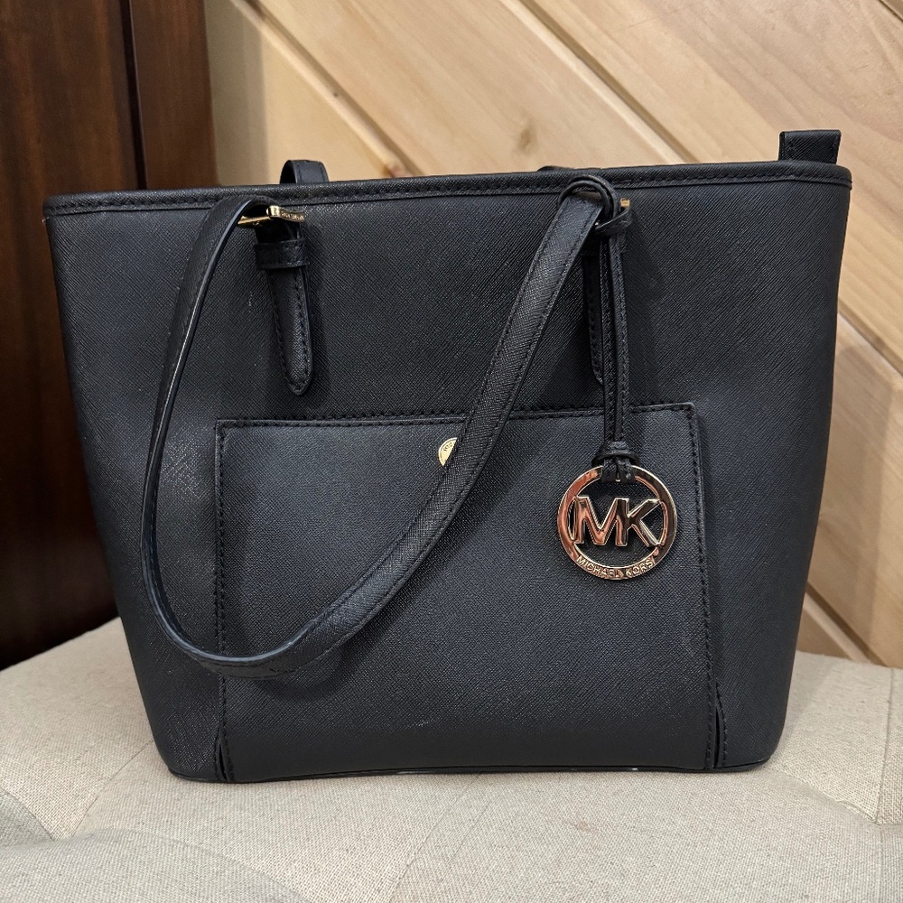 Michael Kors Jet Set Medium Snap Pocket Leather Tote - Black